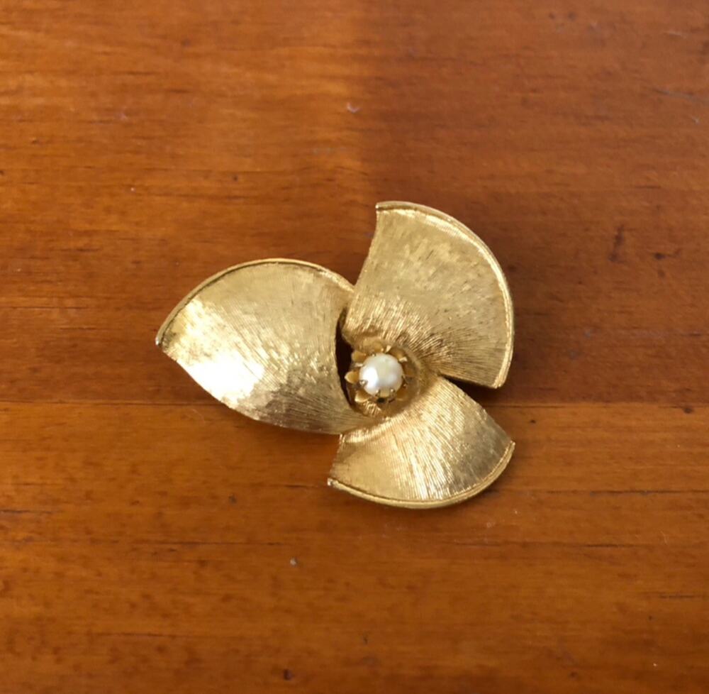 Vintage Gold Tone Textured Flower Brooch Faux Pearl Center Floral Pin